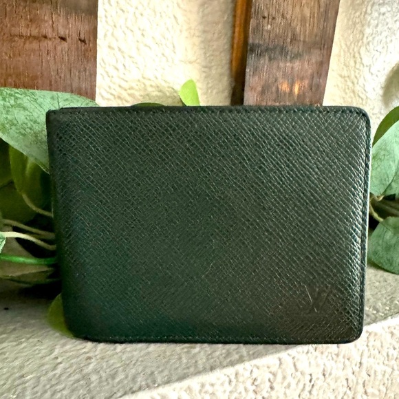 - Louis Vuitton  Wallet in Green color, made from Taiga leather - Picture 1 of 12